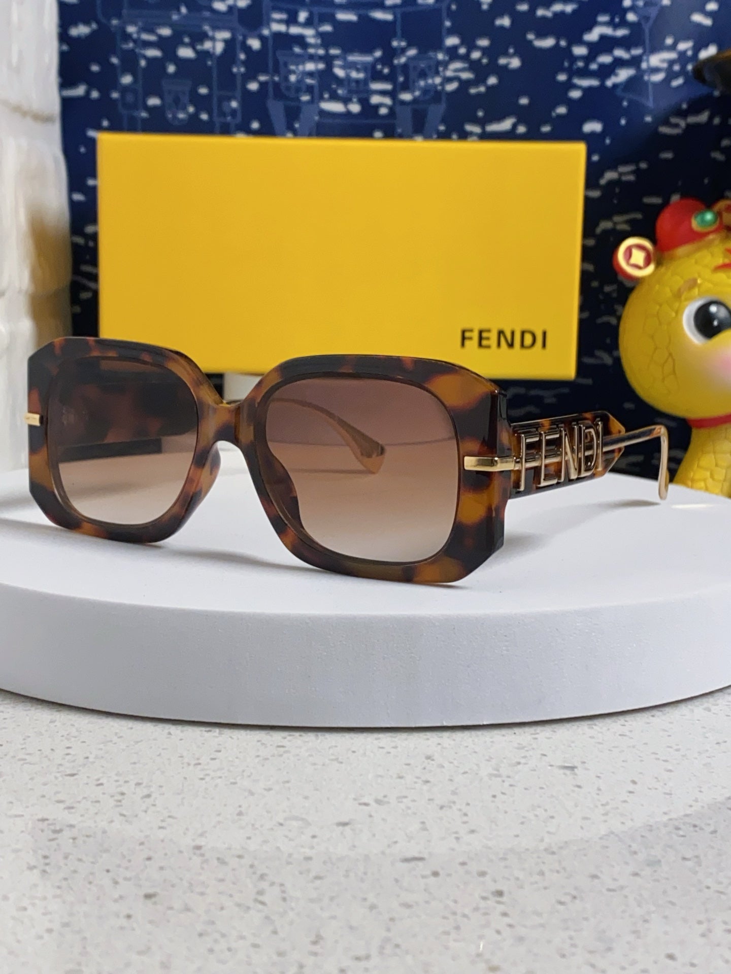 OVERSIZES FF DIAMONDS SQUARE SUNGLASSES 551639 IN ACETATE